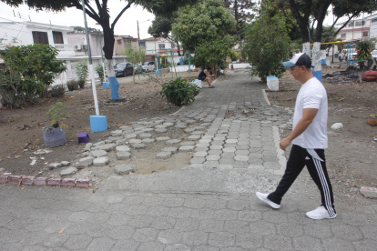 Un parque de la etapa 11 de la ciudadela La Alborada, en el norte de Guayaquil, lleva más de 40 años a la espera de una reparación integral.