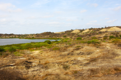 Las 93 hectáreas de terreno colindan con la vía perimetral y un cuerpo de agua.