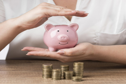 Una regla de educación financiera es ahorrar el 20% del ingreso antes de consumir.