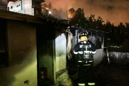 El incendio ocurrió en una casa en el sector de San José de Conocoto Alto, al oriente de Quito.