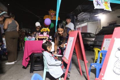 Los monigotes gigantes activan el movimiento comercial en las zonas del suroeste de Guayaquil donde se los exhibe.