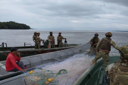 Operativos en puertos y altamar buscan frenar el narcotráfico, mientras la presión estatal acelera la fragmentación de bandas criminales