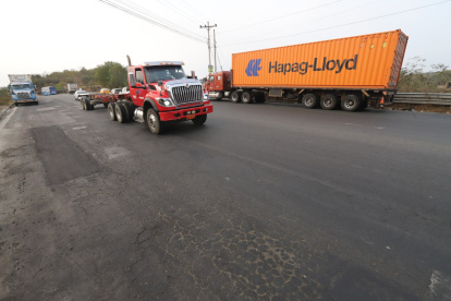 Daños. En el pavimento se observan fisuras, bacheos no nivelados.