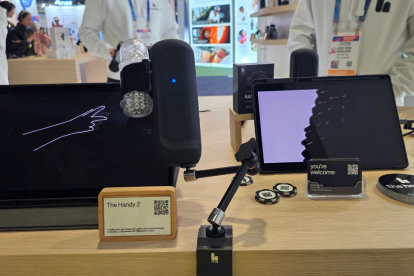 Handy 2 permite programar velocidad, profundidad y ritmo, sincronizarse con videos y realidad virtual mediante HandyTube y conectarse a distancia.