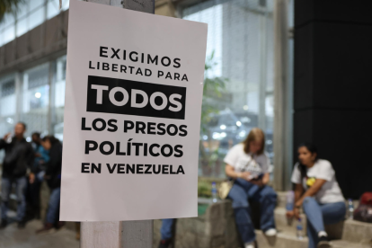 Un cartel exige libertad para los presos políticos durante una vigilia frente a El Helicoide, una de las cinco cárceles con más detenidos por razones políticas en Venezuela.