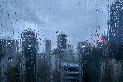 Referencial. Vista de Guayaquil bajo la lluvia, en una jornada en la que el 90 % de los sumideros resultaron obstruidos por basura, según Segura EP.