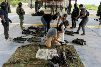 El operativo en Lago Agrio dejó como resultado la incautación de fusiles, municiones y material logístico usado por estructuras criminales.