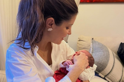 Carolina con su pequeña hija.