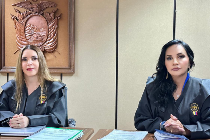 Enma Tapia (derecha) renuncia como presidenta subrogante de la Corte Nacional de Justicia