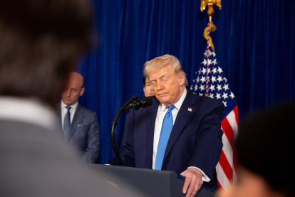 El presidente de EE.UU., Donald Trump, reacciona durante una conferencia de prensa en el Club Mar-a-Lago en Palm Beach, Florida, EE.UU.