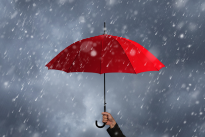 Referencial. Una persona se resguarda bajo un paraguas durante las lluvias en Ecuador, en medio de alertas por tormentas emitidas por Inamhi.