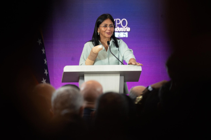 La vicepresidenta Delcy Rodríguez fue señalada por favorecer con contratos petroleros a un empresario vinculado al expresidente Rafael Correa.