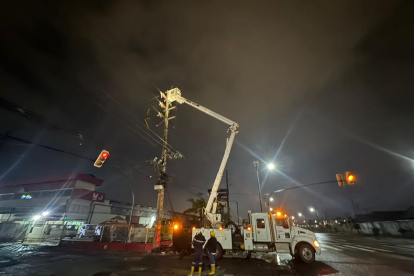 Algunos ciudadanos estuvieron sin luz más de 10 horas, pese a los anuncios de normalización del servicio.