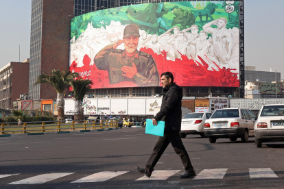 Una persona pasa junto a un cartel de la Guardia Revolucionaria Islámica de Irán (CGRI), Qasem Soleimani, en el centro de Teherán, Irán, el 6 de enero de 2026.