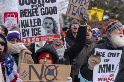 Personas sostienen carteles durante una manifestación en rechazo a los operativos del Servicio de Inmigración y Control de Aduanas (ICE) en Mineápolis (Estados Unidos).