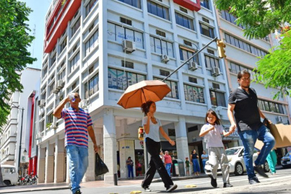 Referencial Los ciudadanos buscan taparse del sol en Guayaquil.