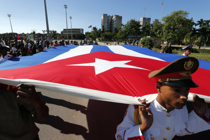 Fotografía de archivo del 27 de octubre del 2022 que muestra a soldados llevando una bandera de Cuba durante un homenaje, en La Habana (Cuba).
