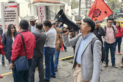 Plantón del Frente Popular en los exteriores del edificio administrativo del IESS, en el norte de Quito.