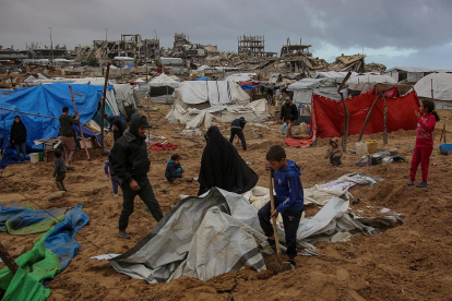 Familias palestinas desplazadas inspeccionan sus tiendas de campaña destruidas en el norte de la ciudad de Gaza, el 9 de enero de 2026.