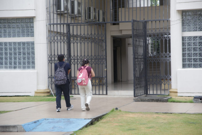 El ambiente en el campus de la Universidad Agraria, ubicado en el sur de Guayaquil, fue irregular debido a un corte imprevisto de energía eléctrica.