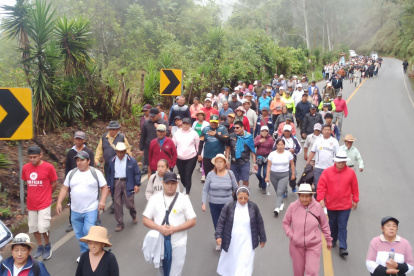 Tradición. Feligreses de Cangonamá y Catacocha acompañan con devoción la peregrinación de las dos vírgenes.