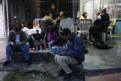 Familiares de presos políticos esperan cerca a la cárcel El Rodeo I este lunes, en Caracas (Venezuela).