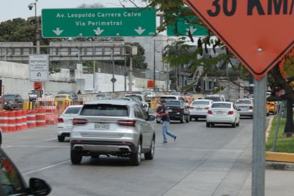 Cerca de la zona de los hospitales, hay peatones que prefieren lanzarse de forma "suicida" y no caminar al paso elevado que está a 300 metros.