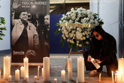 Miles de personas se congregaron a las afueras del estadio El Campín para rendir homenaje al cantante colombiano Yeison Jiménez, fallecido el sábado 10 de enero 2026 en un accidente aéreo,