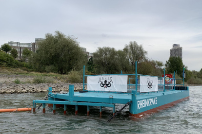 Trampa para residuos, llamada RheinKrake, flotando en el Rin, en Colonia.