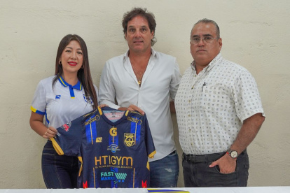 María Eliza Palma y Raúl Murillo de Astillero FC junto al entrenador Fabián Frías.