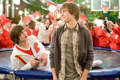 Matt Prokop (izquierda) junto a Zac Efron en una escena de High School Musical 3.