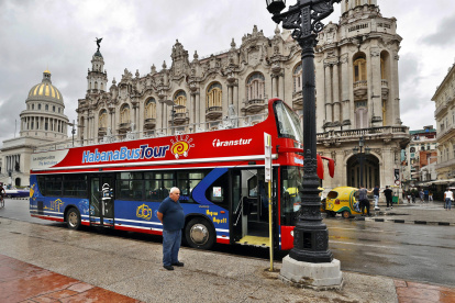 Un conductor de un bus turístico espera la llegada de turistas este lunes, en La Habana (Cuba).