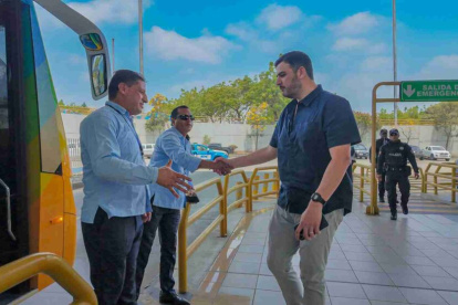 Aquiles Álvarez comentó con ironía la entrega de nuevos buses de Metrovía para la Troncal 1.