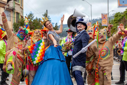 Carnaval de Negros y Blancos de Pasto que muestra a integrantes de una comparsa en el "Desfile de la Familia Castañeda"" en Pasto (Colombia).