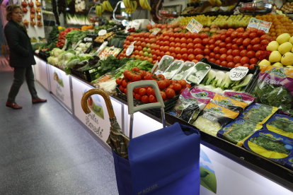 Una persona hace compras en un supermercado en España.
