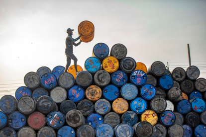 El precio del petróleo intermedio de Texas (WTI) cerró este lunes, 12 de enero de 2026, en 59,5 dólares el barril.