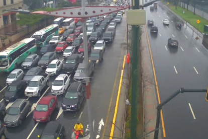 Caos vehicular en Samborondón este 13 de enero debido a siniestros bajo la lluvia.