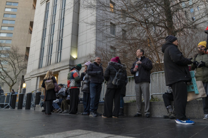Personas hacen fila a las afueras del tribunal federal del sur de Nueva York donde se presentará el presidente de Venezuela, Nicolás Maduro, este lunes en Nueva York (EE.UU.). Foto de archivo.