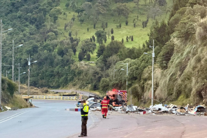 Personal de emergencia realiza limpieza de la calzada tras derrame de combustible en Tambo, Quijos.
