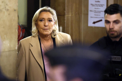 La líder del partido parlamentario Rassemblement National (RN), Marine Le Pen (L), llega al palacio de justicia de París en París, Francia, 13 de enero de 2026