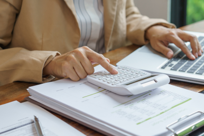 Referencial.Contribuyentes ecuatorianos revisan sus obligaciones tributarias ante el SRI: declaraciones, plazos y ajustes contables que marcan el calendario fiscal.