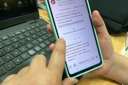 Una foto referencial sobre el uso de las redes sociales en los celulares.