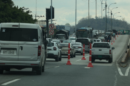 Uno de los carriles del paso a desnivel ubicado en Carlos Julio Arosemena y Las Monjas estaba temporalmente restringido al tránsito vehicular debido a la inspección.