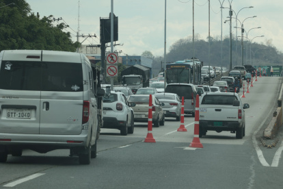 Uno de los carriles del paso a desnivel ubicado en Carlos Julio Arosemena y Las Monjas estaba temporalmente restringido al tránsito vehicular debido a la inspección.