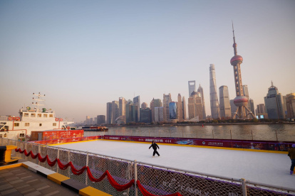 La gente patina en un barco de carga convertido en pista de patinaje sobre hielo en el río Huangpu en Shanghai, China, el 13 de enero de 2026.