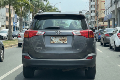 GENERADO POR IA. Algunos vehículos circulan con placas deterioradas por la ciudad.