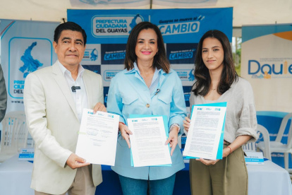 Marcela Aguiñaga en la firma del convenio junto a Wilson Cañizares, alcalde de Daule.