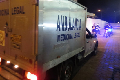 Los restos fueron trasladados por personal de la Policía para investigar si las piezas óseas pertenecen o no a seres humanos.