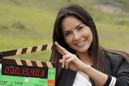 Carmen Villalobos promociona la grabación de una nueva entrega de la serie "Sin senos sí hay paraíso".