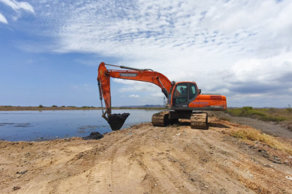 Prefectura alerta contaminación en obras de lagunas en Playas.